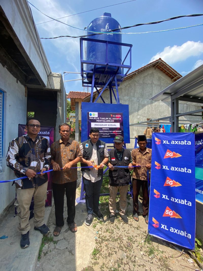 Kepala Dusun Kertasari Brebes, Sarno, Perwakilan Inisiatif Zakat Indonesia (IZI) Jateng, Muhammad Yunus, Head Ziswafh MTXL, Luthfi Aditya Hermawan, Head Alumni Management & External Relation MTXL, Patria Adhistian, dan Ketua DKM Masjid Baitul Rohman, Nurdin, pada peresmian proyek sarana air bersih di Kabupaten Brebes, Sabtu (16/12). Sepanjang tahun ini, MTXL Axiata telah membuktikan komitmennya dengan membangun sarana sarana air bersih di lima daerah, yaitu Kab. Banyuasin di Sumsel, Kota Makassar di Sulsel, Kab. Dair dan Kab. Sidikalang di Sumut, dan terakhir Kab. Brebes Jateng. 