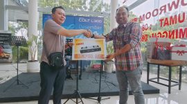 Sales Manager Mitsubishi SSPM Cikarang, Andi Mulyawan menyerahkan Door Prize kepada konsumen 