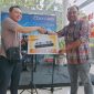 Sales Manager Mitsubishi SSPM Cikarang, Andi Mulyawan menyerahkan Door Prize kepada konsumen 