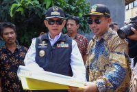 Pj Bupati Bekasi, Dani Ramdan bersama Kepala D isperkimtan, Nur Chaidir.