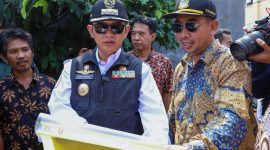 Pj Bupati Bekasi, Dani Ramdan bersama Kepala D isperkimtan, Nur Chaidir.