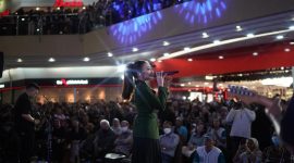 Ni Luh Ketut Mahalini Ayu Raharja hibur pengunjung Mall Metropolitan Bekasi, Pada Sabtu 16 Desember 2023./ Foto Istimewa.