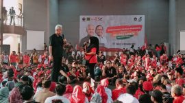 Capres : Ganjar Pranowo, menghadiri kegiatan konsolidasi dengan buruh dan pelaku UMKM di Gedung Guru Kabupaten Bekasi, Jawa Barat, Kamis, 14 Desember 2023