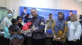 Pejabat Subkoor Bidang IKP Diskominfosantik Kabupaten Bekasi Anwar Badarudin didampingi Kepala Sub Bagian Umum dan Kepegawaian (Umpeg) Fitri yang mewakili Kepala Diskominfosantik Yan Yan Akhmad Kurnia yang berlangsung di Aula Kecamatan Karangbahagia pada Jumat (22/12/2023).