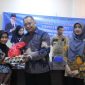 Pejabat Subkoor Bidang IKP Diskominfosantik Kabupaten Bekasi Anwar Badarudin didampingi Kepala Sub Bagian Umum dan Kepegawaian (Umpeg) Fitri yang mewakili Kepala Diskominfosantik Yan Yan Akhmad Kurnia yang berlangsung di Aula Kecamatan Karangbahagia pada Jumat (22/12/2023).