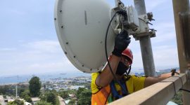 Pengecekan : Teknisi melakukan pengecekan jaringan pada perangkat Base Transceiver Station (BTS) milik XL Axiata beberapa waktu lalu. Dari monitoring antara 24 Desember 2023 hingga 2 Januari 2024, rata-rata kenaikan trafik data pada periode Natal dan pergantian tahun meningkat sebesar 15% dibandingkan hari normal dan meningkat 19% dibandingkan periode Natal dan Tahun Baru sebelumnya. Sedangkan puncak kenaikan trafik layanan data terjadi pada malam tahun baru yang mencapai 90% dibandingkan kondisi hari normal.