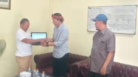 Asep Arwin Kotsara kembali menunaikan janjinya. Politisi PKS ini memberikan 2 unit laptop secara gratis.