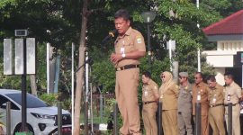 Asisten Daerah (Asda) III Setda Kabupaten Bekasi, Jaoharul Alam memimpin apel pagi perdana tahun 2024 yang diikuti para pejabat dan ASN di lingkungan Pemkab Bekasi, di Plaza Pemkab Cikarang Pusat, pada Senin (08/01/2024).