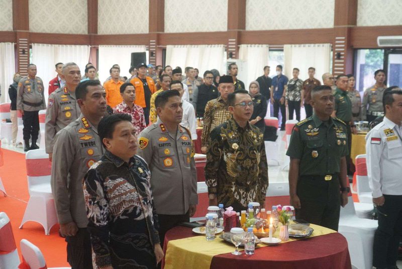 Pj Bupati Bekasi Dani Ramdan menghadiri Coffee Morning yang digelar Polres Metro Bekasi dalam rangka konsolidasi kesiapan Pemilu 2024 bersama Kapolda Metro Jaya Irjen Pol Karyoto, di Gedung Promoter Polres Metro Bekasi, Cikarang Utara pada Kamis (11/1/2024).
