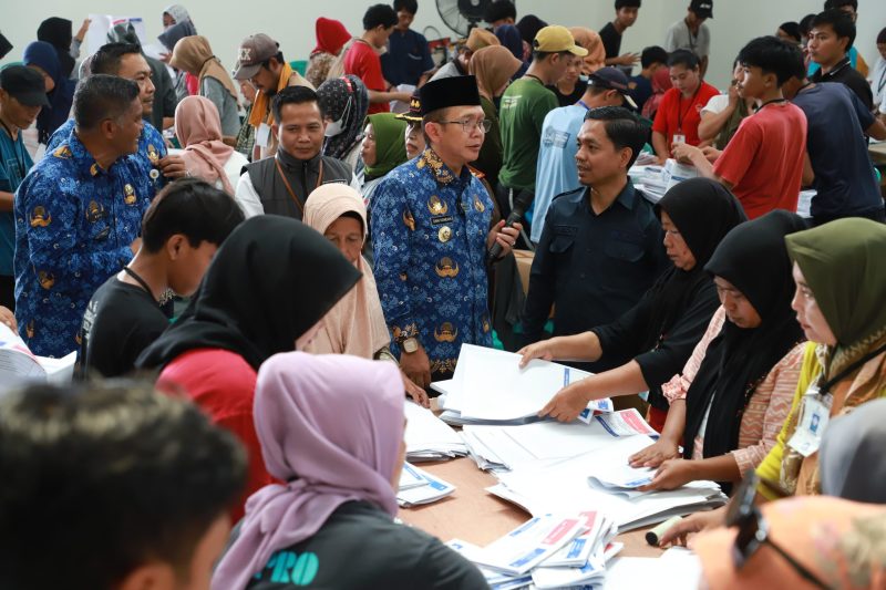 Pj Bupati Bekasi Dani Ramdan bersama unsur Forkopimda meninjau langsung kegiatan Sortir, Lipat dan Pengepakan Surat Suara Pemilu tahun 2024.