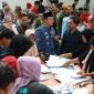 Pj Bupati Bekasi Dani Ramdan bersama unsur Forkopimda meninjau langsung kegiatan Sortir, Lipat dan Pengepakan Surat Suara Pemilu tahun 2024.