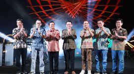 Rekor MURI: Penjabat Bupati Bekasi Dani Ramdan menghadiri pemecahan Rekor MURI Bola Dunia Terbesar di kawasan perumahan, yang berada di Millenia City Metland Cibitung, pada Sabtu (27/01/2024) malam.