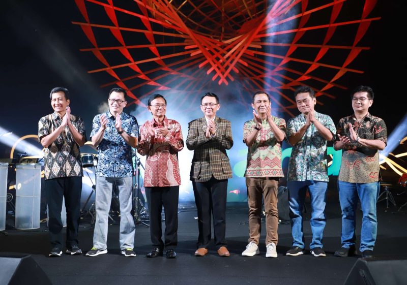 Rekor MURI: Penjabat Bupati Bekasi Dani Ramdan menghadiri pemecahan Rekor MURI Bola Dunia Terbesar di kawasan perumahan, yang berada di Millenia City Metland Cibitung, pada Sabtu (27/01/2024) malam.