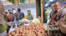  Pj. Wali Kota Bekasi Gani Muhamad beserta jajaran langsung lakukan sidak pasar dipasar seroja Bekasi Utara, pada Kamis (22/02/2024).