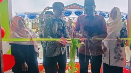 Simbolis : Kepala Desa Muktiwari Bahrudin,SE melalukan proses pengguntingan pita sebagai simbolisasi peresmian Balai Warga RW 13.