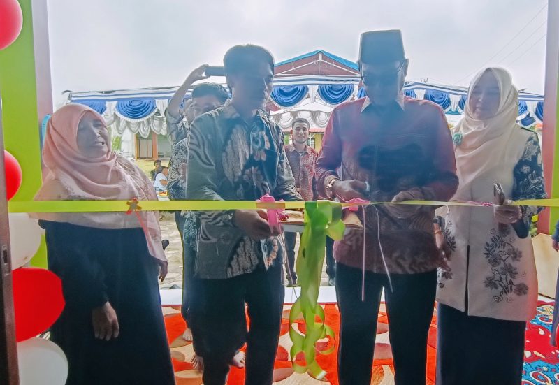 Simbolis : Kepala Desa Muktiwari Bahrudin,SE melalukan proses pengguntingan pita sebagai simbolisasi peresmian Balai Warga RW 13.