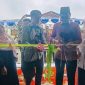 Simbolis : Kepala Desa Muktiwari Bahrudin,SE melalukan proses pengguntingan pita sebagai simbolisasi peresmian Balai Warga RW 13.