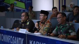 enjabat Bupati Bekasi Dani Damdan mengikuti rapat virtual yang digelar Pemerintah Provinsi Jawa Barat, Pemkab. Bekasi pastikan Pemilu 2024 di seluruh wilayah Kabupaten Bekasi berjalan lancar. Berlangsung di Ruang Command Center, Gedung Diskominfosantik, Cikarang Pusat. Rabu (14/02/2024).