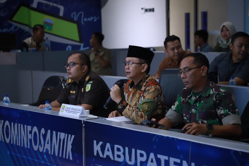 enjabat Bupati Bekasi Dani Damdan mengikuti rapat virtual yang digelar Pemerintah Provinsi Jawa Barat, Pemkab. Bekasi pastikan Pemilu 2024 di seluruh wilayah Kabupaten Bekasi berjalan lancar. Berlangsung di Ruang Command Center, Gedung Diskominfosantik, Cikarang Pusat. Rabu (14/02/2024).