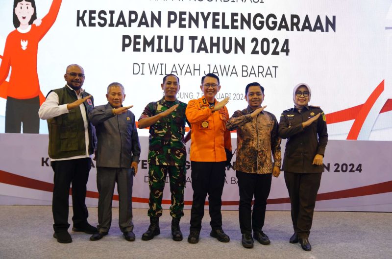 PJ Bupati Bekasi, Dani Ramdan menghadiri Rapat Koordinasi Kesiapan Pemilu 2024 di Wilayah Jawa Barat, di Laga Tangkas Sport Jabar Arcamanik, Kota Bandung, pada Rabu (7/2/2024). Foto : Dokpim