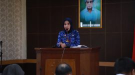 Kepala Bapenda Kabupaten Bekasi Ani Gustini menyampaikan sambutan dalam (FGD) bersama seluruh kantor Pajak Pratama/Madya, untuk tingkatkan potensi PAD dari sektor jasa catering dan sewa apartemen. Bertempat di Ruang KH. Raden Ma'mun Nawawi, Gedung Bupati Bekasi, Cikarang Pusat.