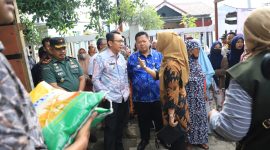 Pemerintah Kabupaten Bekasi mengambil langkah strategis dalam menyikapi gejolak harga beras yang terus merangkak naik melampaui Harga Eceran Tertinggi (HET). Di antaranya melalui gelar operasi pasar beras serta pendistribusian beras Stabilisasi Pangan dan Harga Pokok (SPHP) ke sejumlah pedagang beras di Kabupaten Bekasi.