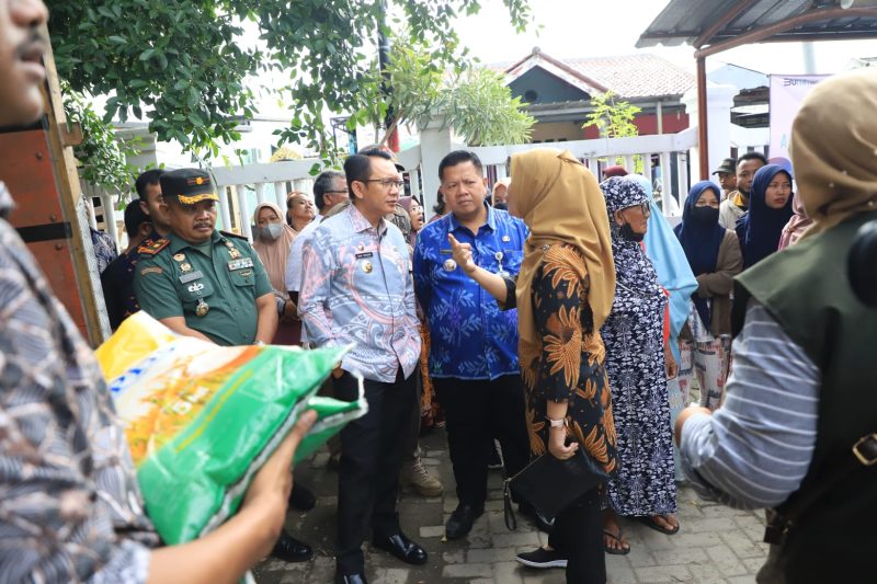 Pemerintah Kabupaten Bekasi mengambil langkah strategis dalam menyikapi gejolak harga beras yang terus merangkak naik melampaui Harga Eceran Tertinggi (HET). Di antaranya melalui gelar operasi pasar beras serta pendistribusian beras Stabilisasi Pangan dan Harga Pokok (SPHP) ke sejumlah pedagang beras di Kabupaten Bekasi.