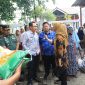 Pemerintah Kabupaten Bekasi mengambil langkah strategis dalam menyikapi gejolak harga beras yang terus merangkak naik melampaui Harga Eceran Tertinggi (HET). Di antaranya melalui gelar operasi pasar beras serta pendistribusian beras Stabilisasi Pangan dan Harga Pokok (SPHP) ke sejumlah pedagang beras di Kabupaten Bekasi.
