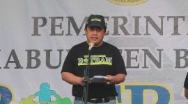Sekda Kabupaten Bekasi, Dedy Supriyadi menghadiri acara Botram (Berkolaborasi Terus Melayani) dari Dinas Kependudukan dan Pencatatan Sipil (Disdukcapil) Kabupaten Bekasi, di Stadion Mini Cibarusah Kota, pada Sabtu (24/02/2024).