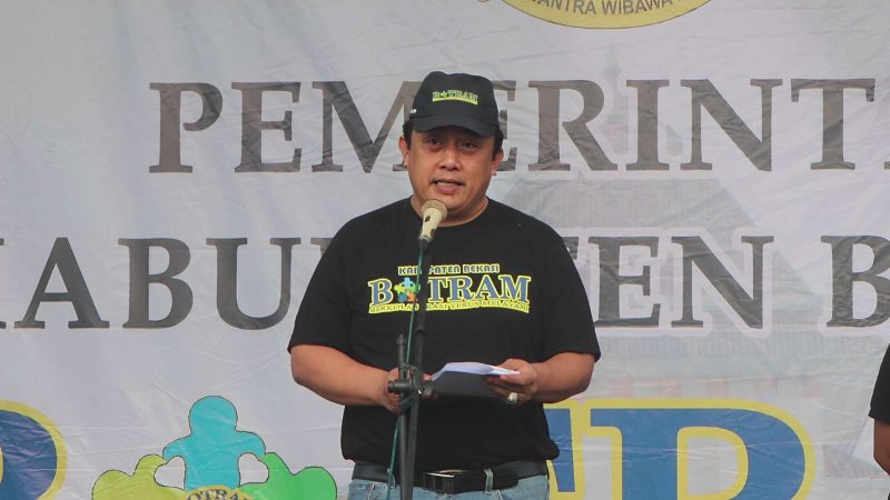 Sekda Kabupaten Bekasi, Dedy Supriyadi menghadiri acara Botram (Berkolaborasi Terus Melayani) dari Dinas Kependudukan dan Pencatatan Sipil (Disdukcapil) Kabupaten Bekasi, di Stadion Mini Cibarusah Kota, pada Sabtu (24/02/2024).