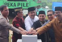Sekretaris Daerah Dedy Supriyadi menyampaikan sambutan dalam proses pemasangan tiang pancang pertama Masjid Al-Muhajirin yang dibangun oleh PT Lippo Cikarang, di Jalan Gunung Tangkuban Perahu, Cibatu, Cikarang Selatan. 