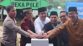 Sekretaris Daerah Dedy Supriyadi menyampaikan sambutan dalam proses pemasangan tiang pancang pertama Masjid Al-Muhajirin yang dibangun oleh PT Lippo Cikarang, di Jalan Gunung Tangkuban Perahu, Cibatu, Cikarang Selatan. 