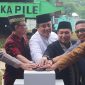 Sekretaris Daerah Dedy Supriyadi menyampaikan sambutan dalam proses pemasangan tiang pancang pertama Masjid Al-Muhajirin yang dibangun oleh PT Lippo Cikarang, di Jalan Gunung Tangkuban Perahu, Cibatu, Cikarang Selatan. 