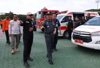 APEL SIAGA PEMILU 2024 : Pj Bupati Bekasi Dani Ramdan didampingi Sekda Dedy Supriyadi mengecek kesiapan para petugas medis, Satpol-PP, Damkar, BPBD dan Dishub Kabupaten Bekasi yang akan mengawal pelaksanaan pemungutan suara Pemilu 2024 di Lapangan Plaza Pemda, Cikarang Pusat, Selasa, (13/02/2024).