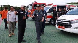 APEL SIAGA PEMILU 2024 : Pj Bupati Bekasi Dani Ramdan didampingi Sekda Dedy Supriyadi mengecek kesiapan para petugas medis, Satpol-PP, Damkar, BPBD dan Dishub Kabupaten Bekasi yang akan mengawal pelaksanaan pemungutan suara Pemilu 2024 di Lapangan Plaza Pemda, Cikarang Pusat, Selasa, (13/02/2024).