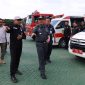 APEL SIAGA PEMILU 2024 : Pj Bupati Bekasi Dani Ramdan didampingi Sekda Dedy Supriyadi mengecek kesiapan para petugas medis, Satpol-PP, Damkar, BPBD dan Dishub Kabupaten Bekasi yang akan mengawal pelaksanaan pemungutan suara Pemilu 2024 di Lapangan Plaza Pemda, Cikarang Pusat, Selasa, (13/02/2024).