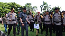 Kapolres Metro Bekasi Kombes Pol. Twedi Aditya Bennyahdi bersama Pj Bupati Bekasi Dani Ramdan memeriksa kesiapan petugas gabungan pada Apel Pergeseran Petugas Pengamanan Tahapan Pemungutan Suara Pemilu 2024, di Mapolres Metro Bekasi, Selasa (13/02/2024). 