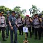 Kapolres Metro Bekasi Kombes Pol. Twedi Aditya Bennyahdi bersama Pj Bupati Bekasi Dani Ramdan memeriksa kesiapan petugas gabungan pada Apel Pergeseran Petugas Pengamanan Tahapan Pemungutan Suara Pemilu 2024, di Mapolres Metro Bekasi, Selasa (13/02/2024). 