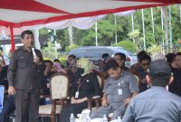 Kepala Disdukcapil Kabupaten Bekasi, Carwinda saat melaporkan kepada Pj Bupati Bekasi Dani Ramdan terkait kesiapan pembuatan e-KTP untuk memaksimalkan partisipasi pemilih pada Pemilu 2024, usai Apel Siaga Pemilu 2024 di Plaza Pemkab Bekasi, pada Selasa, (13/02/2024).
