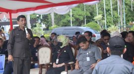 Kepala Disdukcapil Kabupaten Bekasi, Carwinda saat melaporkan kepada Pj Bupati Bekasi Dani Ramdan terkait kesiapan pembuatan e-KTP untuk memaksimalkan partisipasi pemilih pada Pemilu 2024, usai Apel Siaga Pemilu 2024 di Plaza Pemkab Bekasi, pada Selasa, (13/02/2024).
