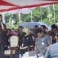Kepala Disdukcapil Kabupaten Bekasi, Carwinda saat melaporkan kepada Pj Bupati Bekasi Dani Ramdan terkait kesiapan pembuatan e-KTP untuk memaksimalkan partisipasi pemilih pada Pemilu 2024, usai Apel Siaga Pemilu 2024 di Plaza Pemkab Bekasi, pada Selasa, (13/02/2024).
