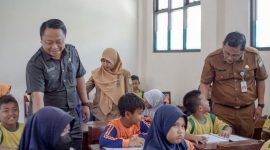 Foto Dokumentasi: Kepala Dinas Cipta Karya dan Tata Ruang Benny Sugiarto Prawiro bersama Kepala Dinas Pendidikan Kabupaten Bekasi Imam Faturahman saat meninjau gedung sekolah baru hasil pembangunan.
