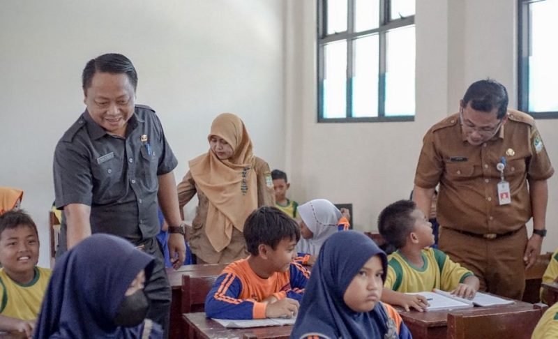 Foto Dokumentasi: Kepala Dinas Cipta Karya dan Tata Ruang Benny Sugiarto Prawiro bersama Kepala Dinas Pendidikan Kabupaten Bekasi Imam Faturahman saat meninjau gedung sekolah baru hasil pembangunan.