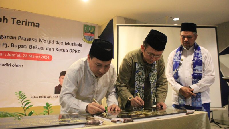 Prasasti : BN Kholik dan Dani Ramdan enandatanganan Prasasti Masjid dan Mushola Villa Mutiara Cikarang yang diserahkan oleh PT ISPI Group kepada Pemkab Bekasi