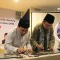 Prasasti : BN Kholik dan Dani Ramdan enandatanganan Prasasti Masjid dan Mushola Villa Mutiara Cikarang yang diserahkan oleh PT ISPI Group kepada Pemkab Bekasi