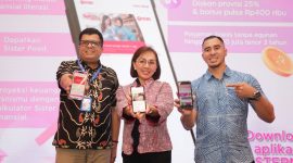 Direktur OCBC, Lili S. Budiana (kiri) bersama Chief Corporate Affairs XL Axiata, Marwan O. Baasir (kanan) foto bersama di sela-sela acara peluncuran fitur baru “FINANSISTER” aplikasi Sisternet di Jakarta pada Selasa (5/3). Menyambut International Womens Day 2024, XL Axiata melalui Program Sisternet mengenalkan fitur baru “FINANSISTER” di aplikasi Sisternet. Berbarengan dengan itu, dengan menggandeng PT Bank OCBC NISP Tbk (OCBC), XL Axiata juga meluncurkan fasilitas pinjaman tanpa agunan untuk modal usaha serta edukasi literasi digital finansial bagi Womenpreneur Indonesia..