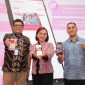 Direktur OCBC, Lili S. Budiana (kiri) bersama Chief Corporate Affairs XL Axiata, Marwan O. Baasir (kanan) foto bersama di sela-sela acara peluncuran fitur baru “FINANSISTER” aplikasi Sisternet di Jakarta pada Selasa (5/3). Menyambut International Womens Day 2024, XL Axiata melalui Program Sisternet mengenalkan fitur baru “FINANSISTER” di aplikasi Sisternet. Berbarengan dengan itu, dengan menggandeng PT Bank OCBC NISP Tbk (OCBC), XL Axiata juga meluncurkan fasilitas pinjaman tanpa agunan untuk modal usaha serta edukasi literasi digital finansial bagi Womenpreneur Indonesia..