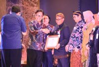 Penyerahan sertifikat tersebut digelar di Ballroom Hotel Sahid Jaya, Jakarta Pusat yang dihadiri langsung oleh Menteri Kesehatan RI Budi Gunadi Sadikin dan Deputi Perwakilan Organisasi Kesehatan Dunia/World Health Organization untuk Indonesia Dr. Momoe Takeuchi, pada Rabu (06/03/2024).