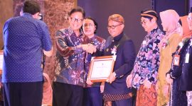 Penyerahan sertifikat tersebut digelar di Ballroom Hotel Sahid Jaya, Jakarta Pusat yang dihadiri langsung oleh Menteri Kesehatan RI Budi Gunadi Sadikin dan Deputi Perwakilan Organisasi Kesehatan Dunia/World Health Organization untuk Indonesia Dr. Momoe Takeuchi, pada Rabu (06/03/2024).
