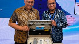 Chief Enterprise Business Officer XL Axiata, Feby Sallyanto (kanan) bersama Direktur Utama PT Alita Praya Mitra, Teguh Prasetya (kiri) melakukan seremoni peluncuran 